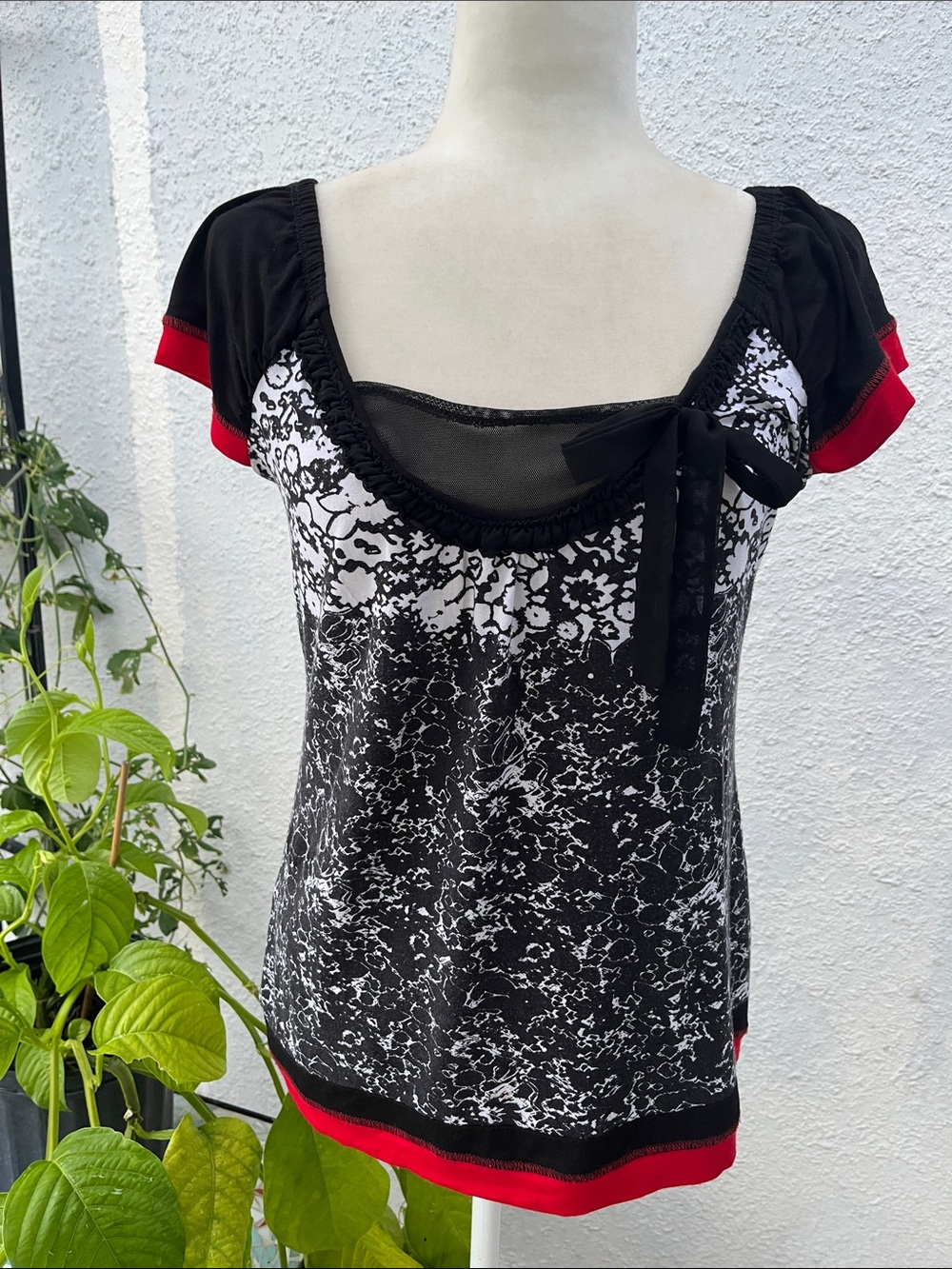 DOLCEZZA Simply Art Collection Gorgeous graphic print short sleeve blouse SZ: S